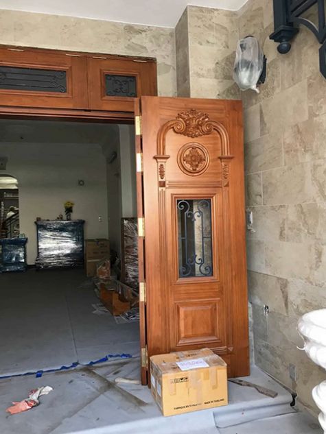 Cửa gỗ tự nhiên đục hoa văn có lòng kiếng mẫu CG63